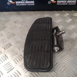 REPOSAPIE DELANTERO DERECHO...