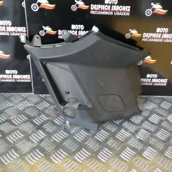 TAPA BAJO ASIENTO DERECHA...