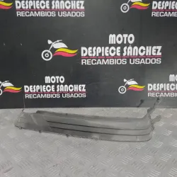 TAPA BAJO ASIENTO DERECHA...